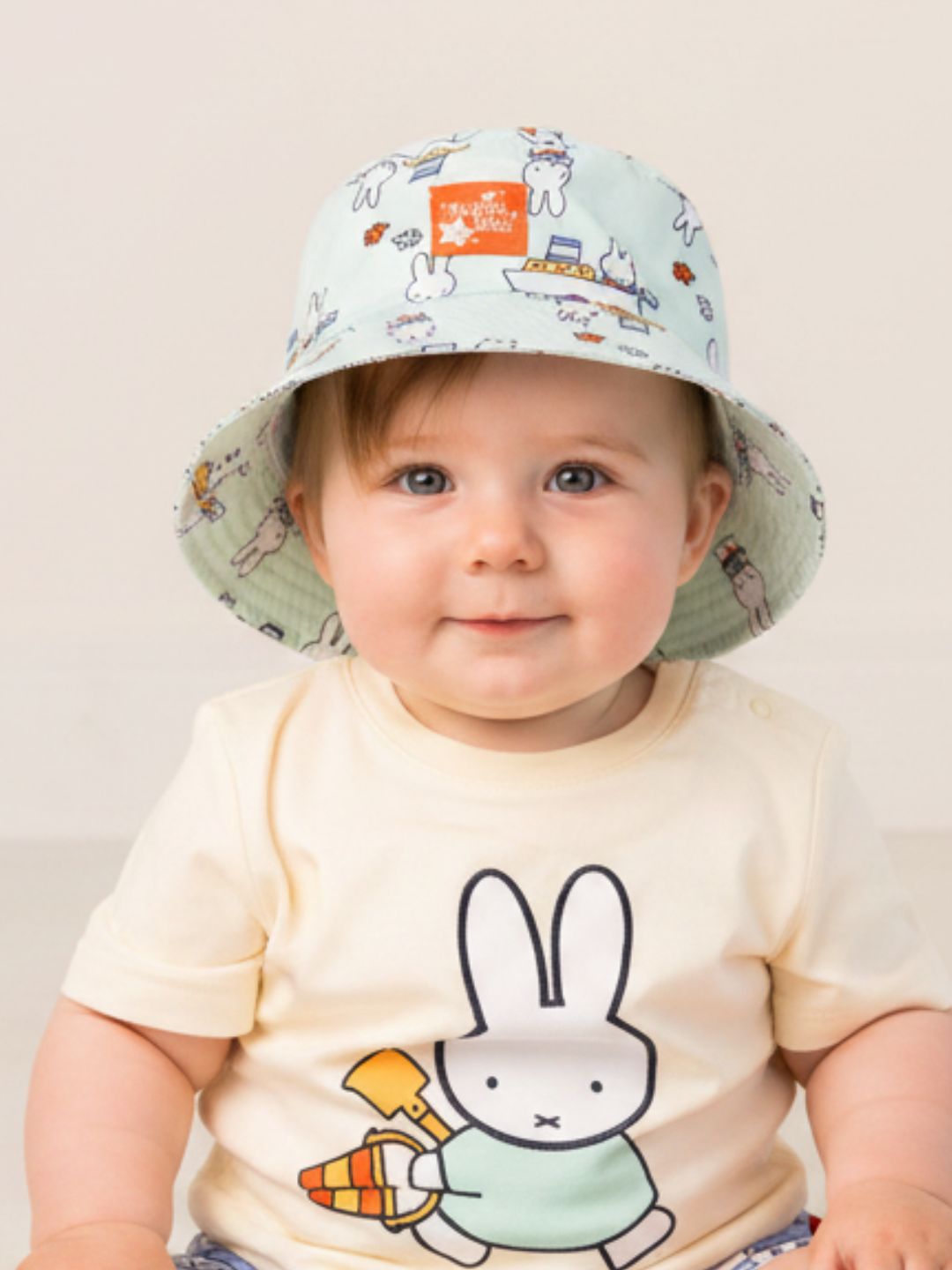 Miffy ™ bajo el sombrero de verano del sol