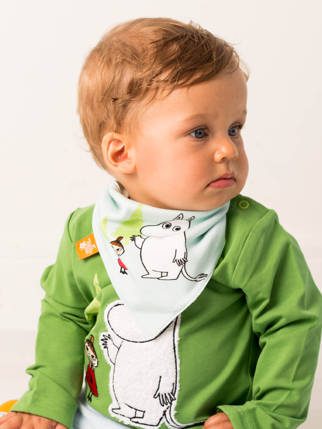MOOMIN ™ Organic Free para explorar babero azul pálido