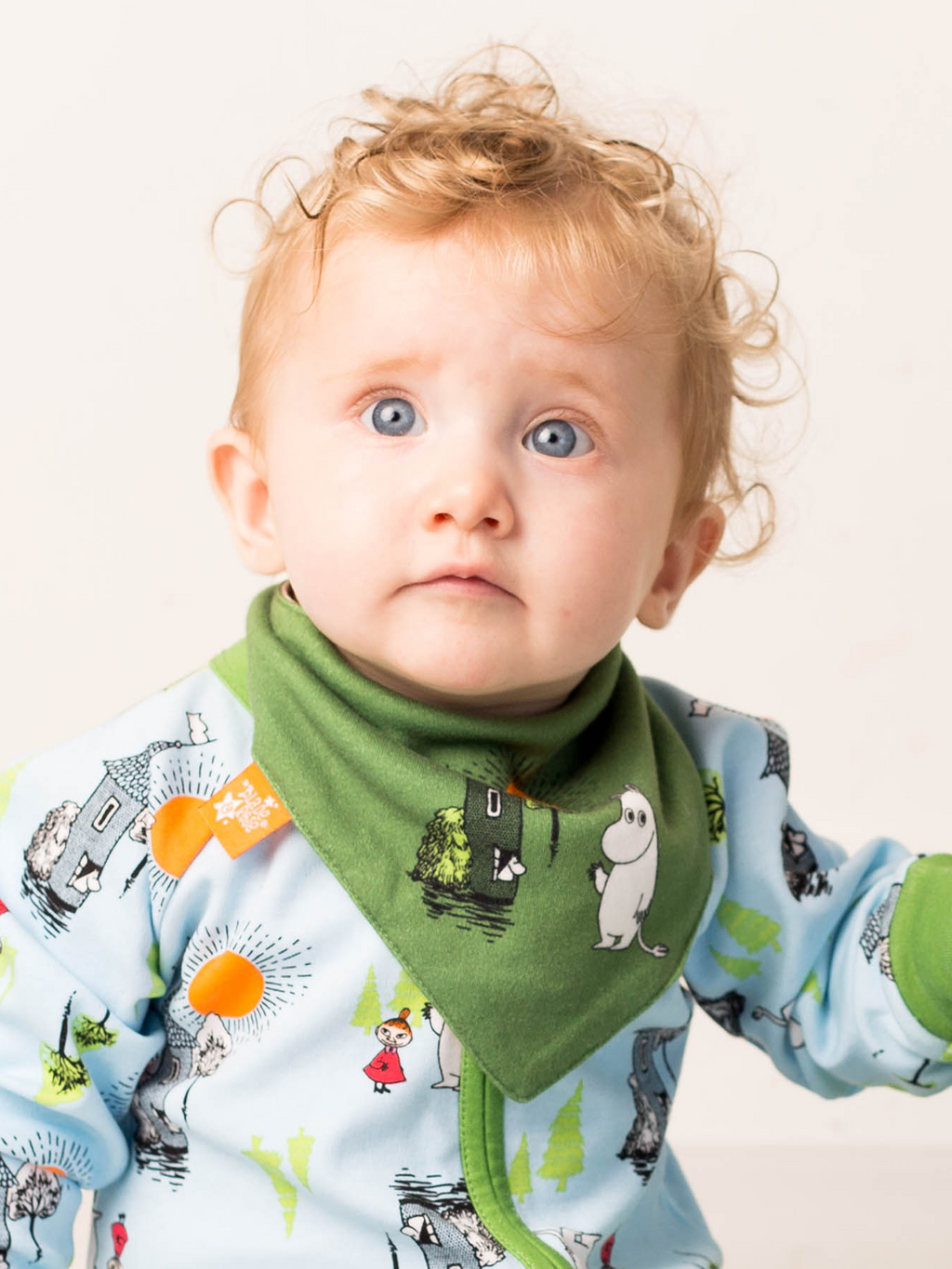 MOOMIN ™ Organic Free para explorar el babero de color caqui