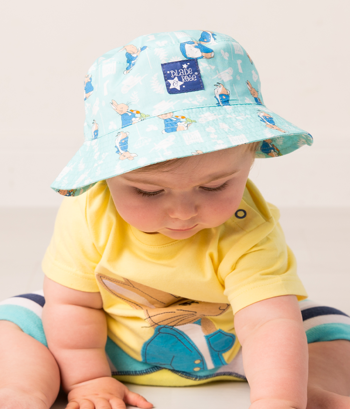 Gorro de verano Peter Rabbit™ en el jardín