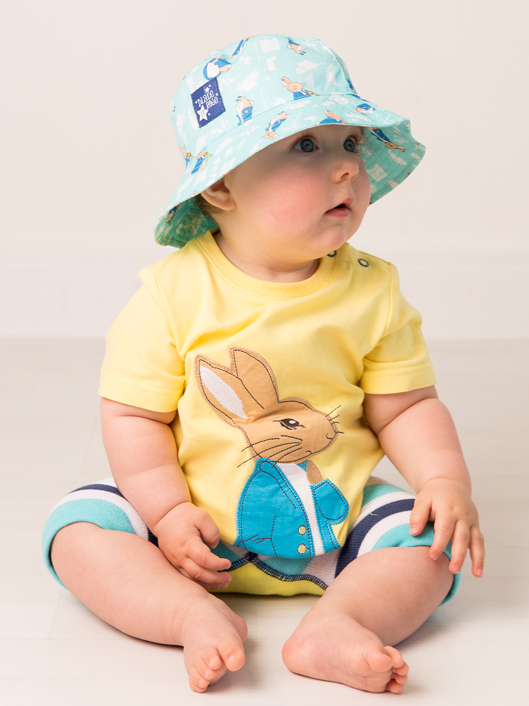 Gorro de verano Peter Rabbit™ en el jardín