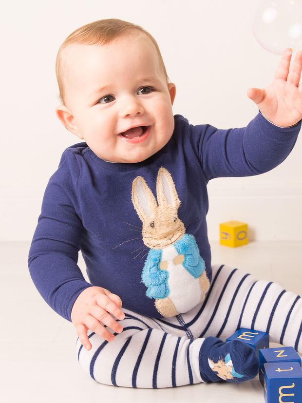 Marineblaues Oberteil mit Peter Rabbit-Print