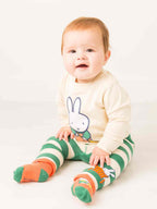 Miffy ™ ocupado en la parte superior del parche de verduras