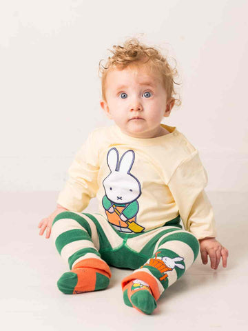 Miffy ™ ocupado en la parte superior del parche de verduras