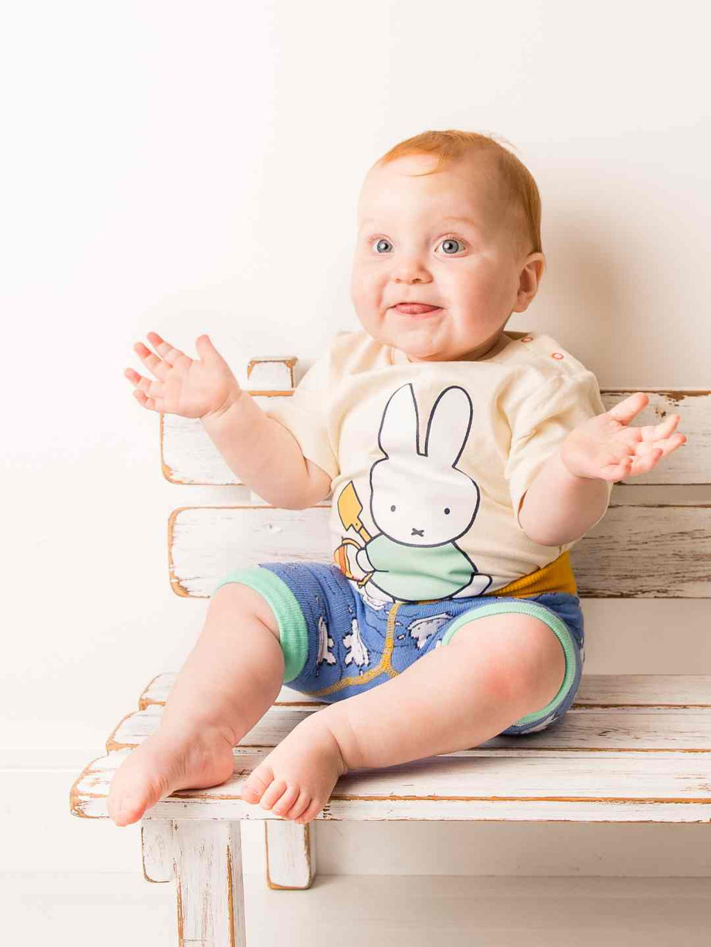 Camiseta Miffy™ bajo el sol