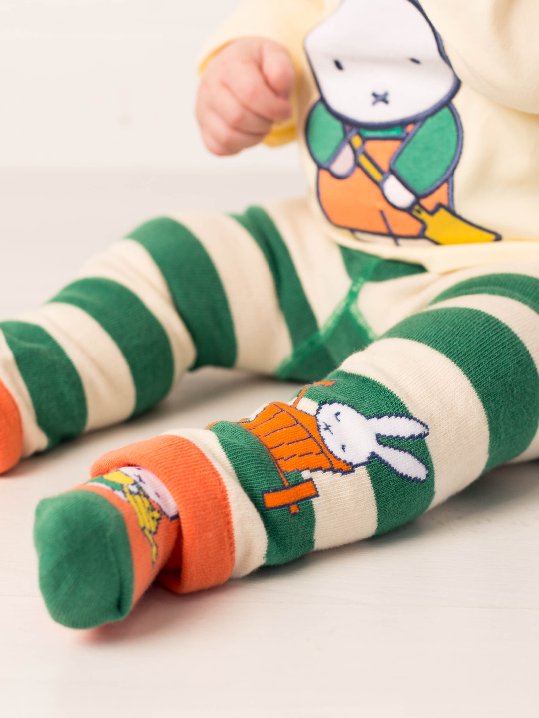 Miffy ™ ocupado en las leggings de verduras