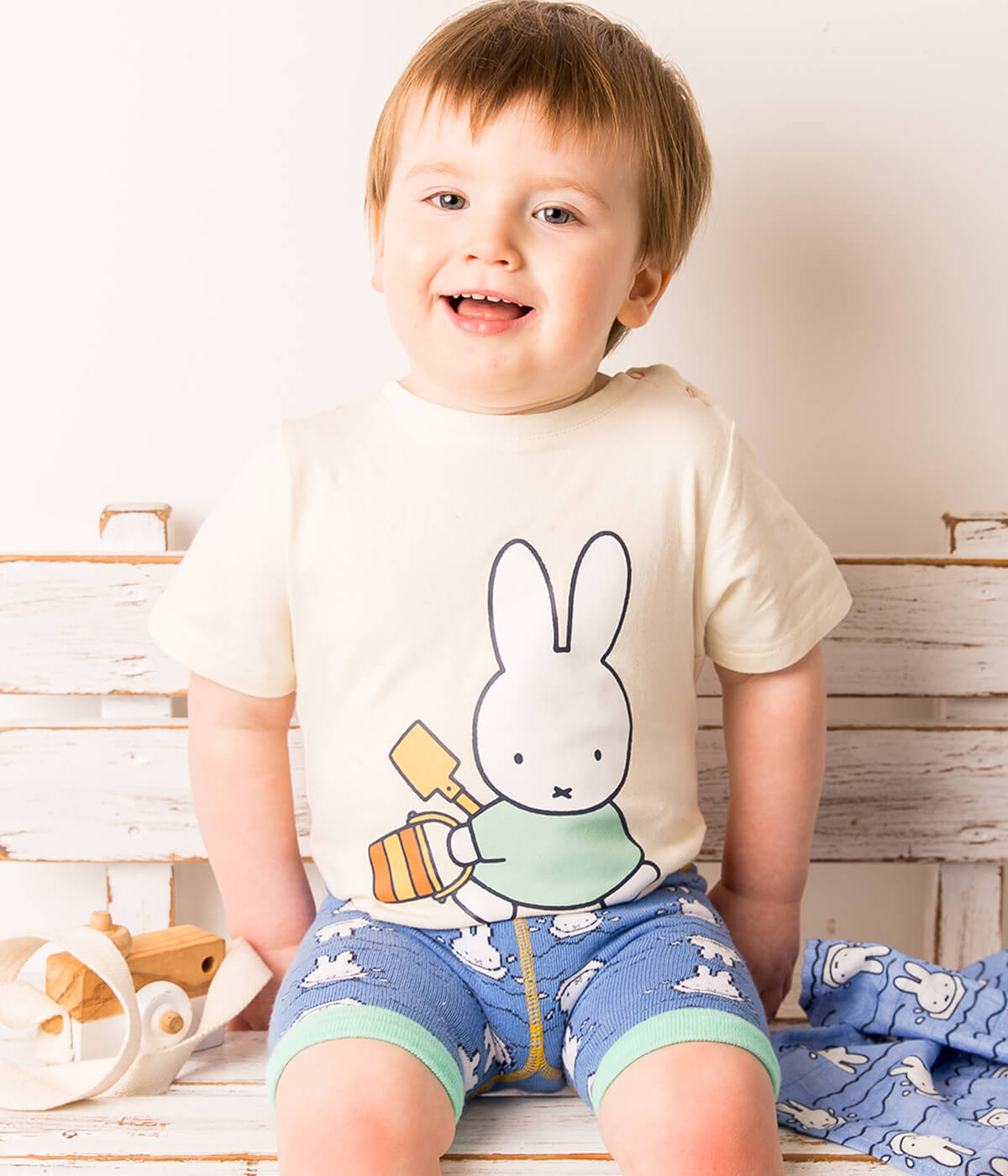 Camiseta Miffy™ bajo el sol