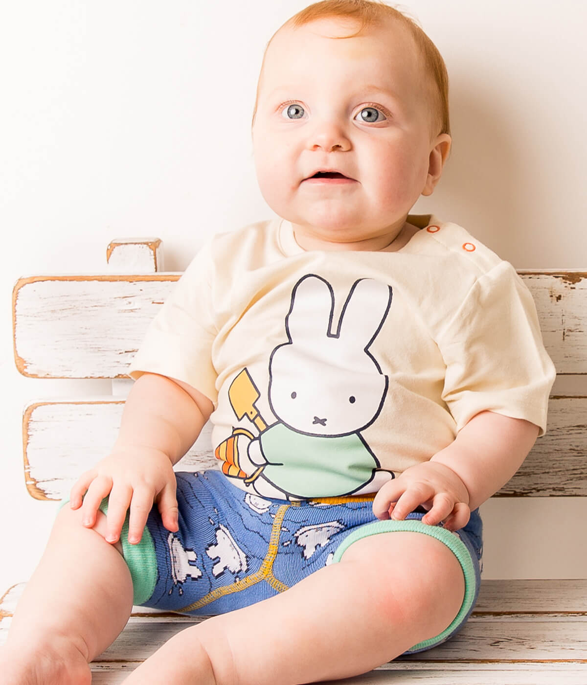 Camiseta Miffy™ bajo el sol