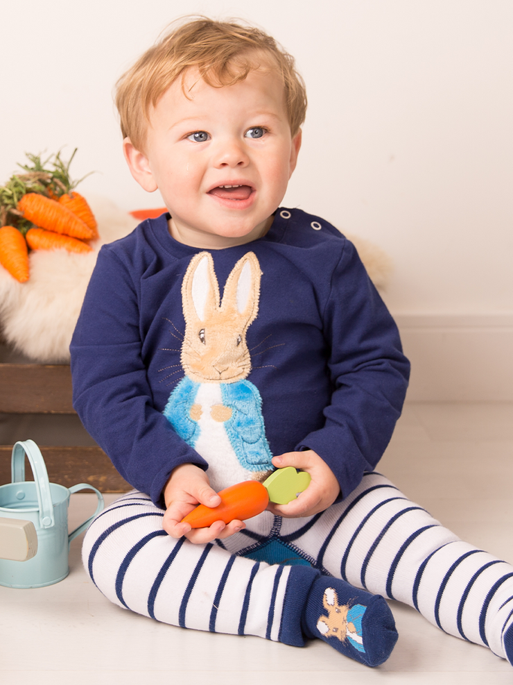 Marineblaues Oberteil mit Peter Rabbit-Print