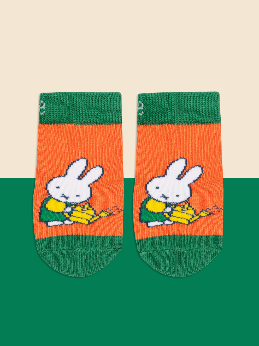 Miffy ™ ocupado en los calcetines de parche de verduras