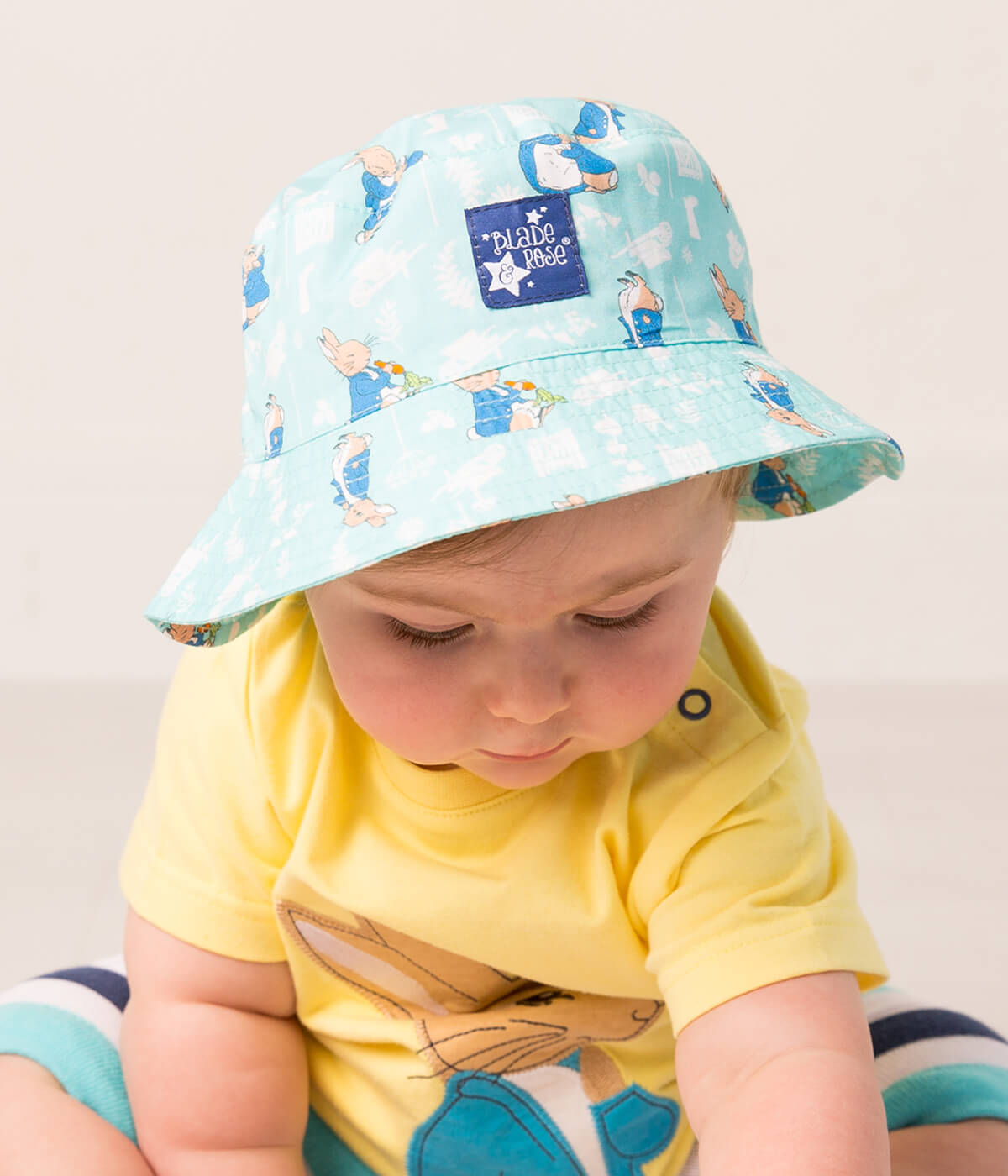 Gorro de verano Peter Rabbit™ en el jardín
