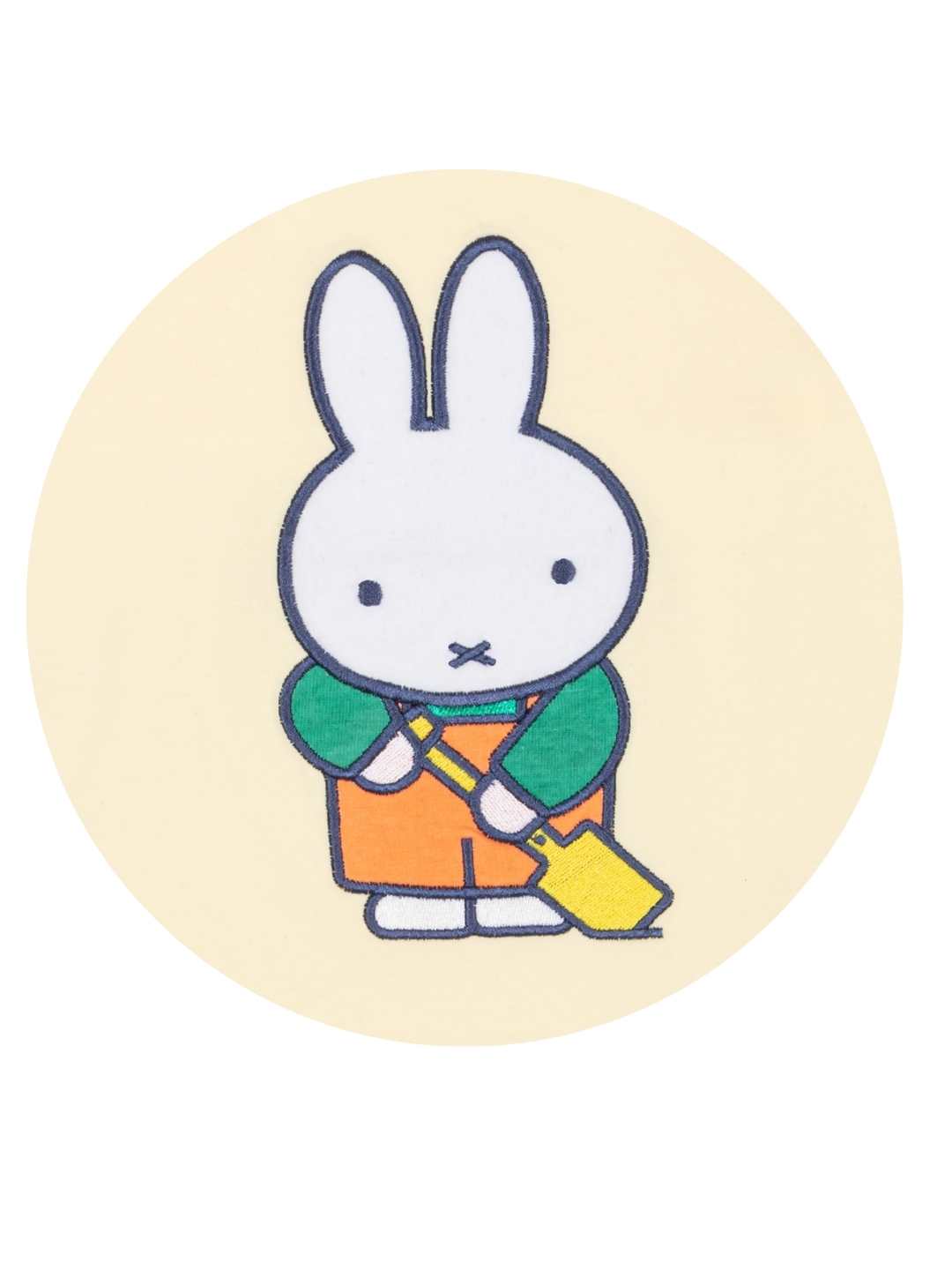Miffy ™ ocupado en la parte superior del parche de verduras