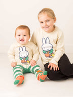 Miffy ™ ocupado en la parte superior del parche de verduras