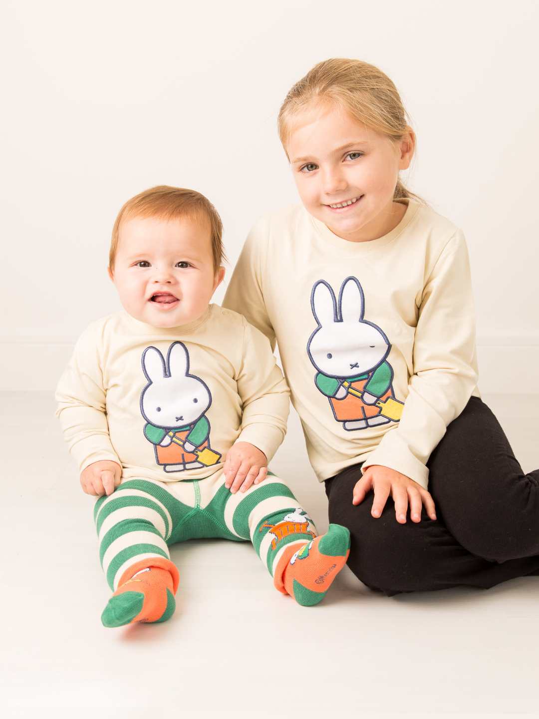 Miffy ™ ocupado en la parte superior del parche de verduras